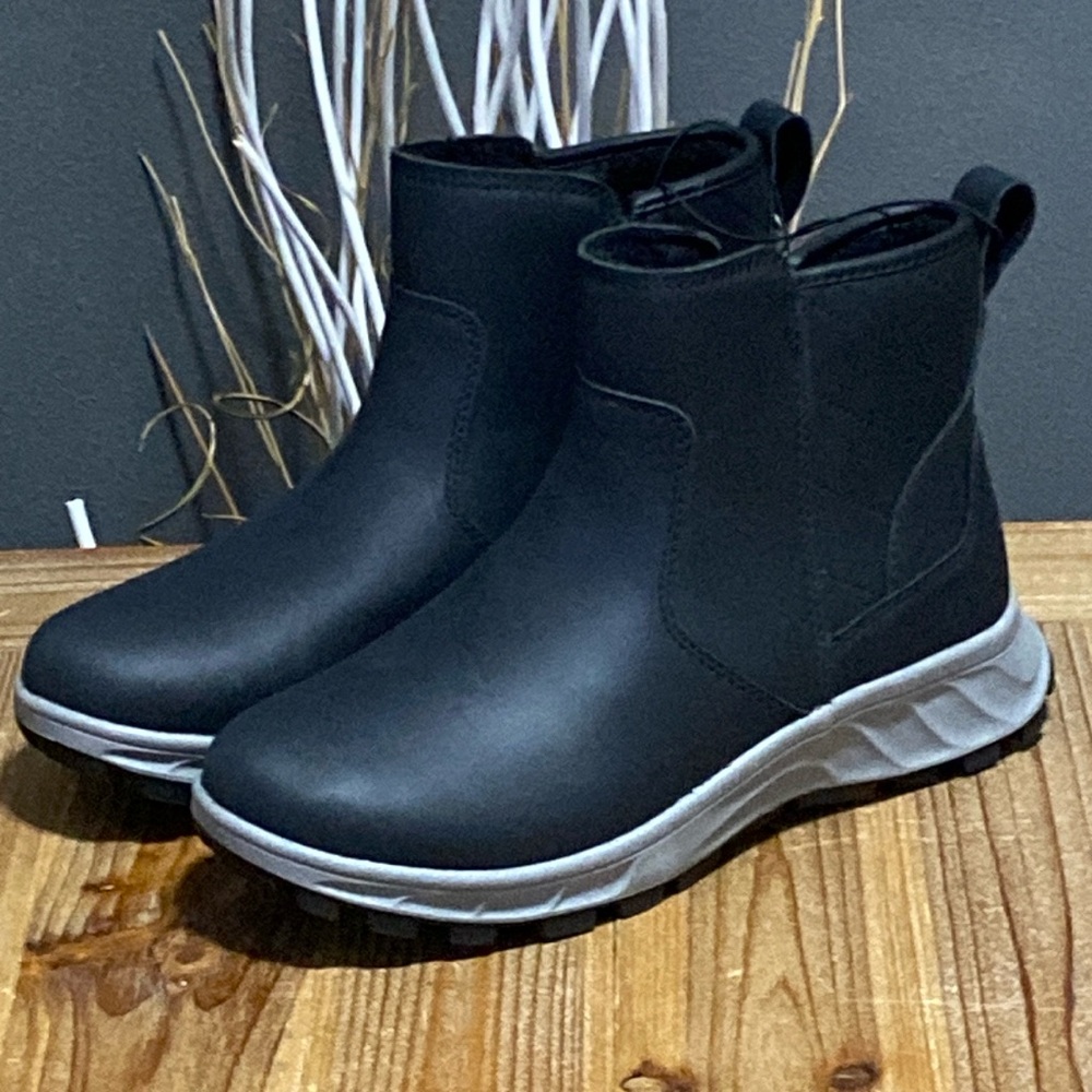 NIB KHOMBU Dusk all weather boots